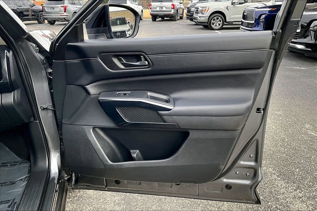 Used 2024 Nissan Pathfinder S image 23