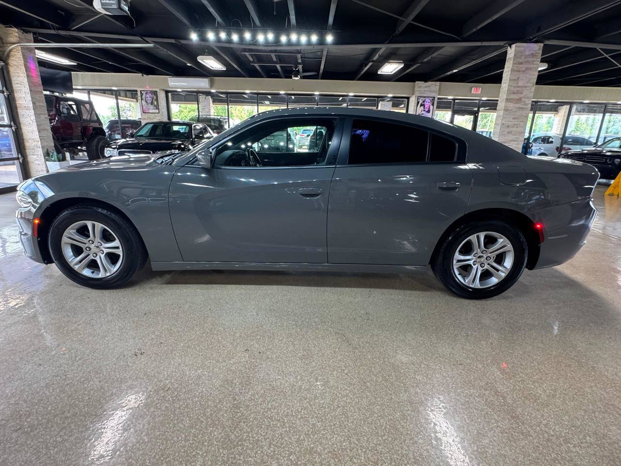 Used 2018 Dodge Charger SXT RWD image 4