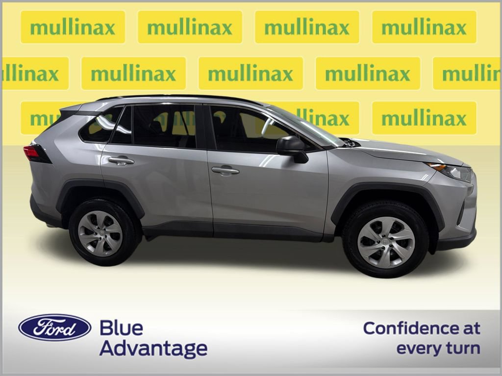 Used 2020 Toyota RAV4 LE FWD image 2