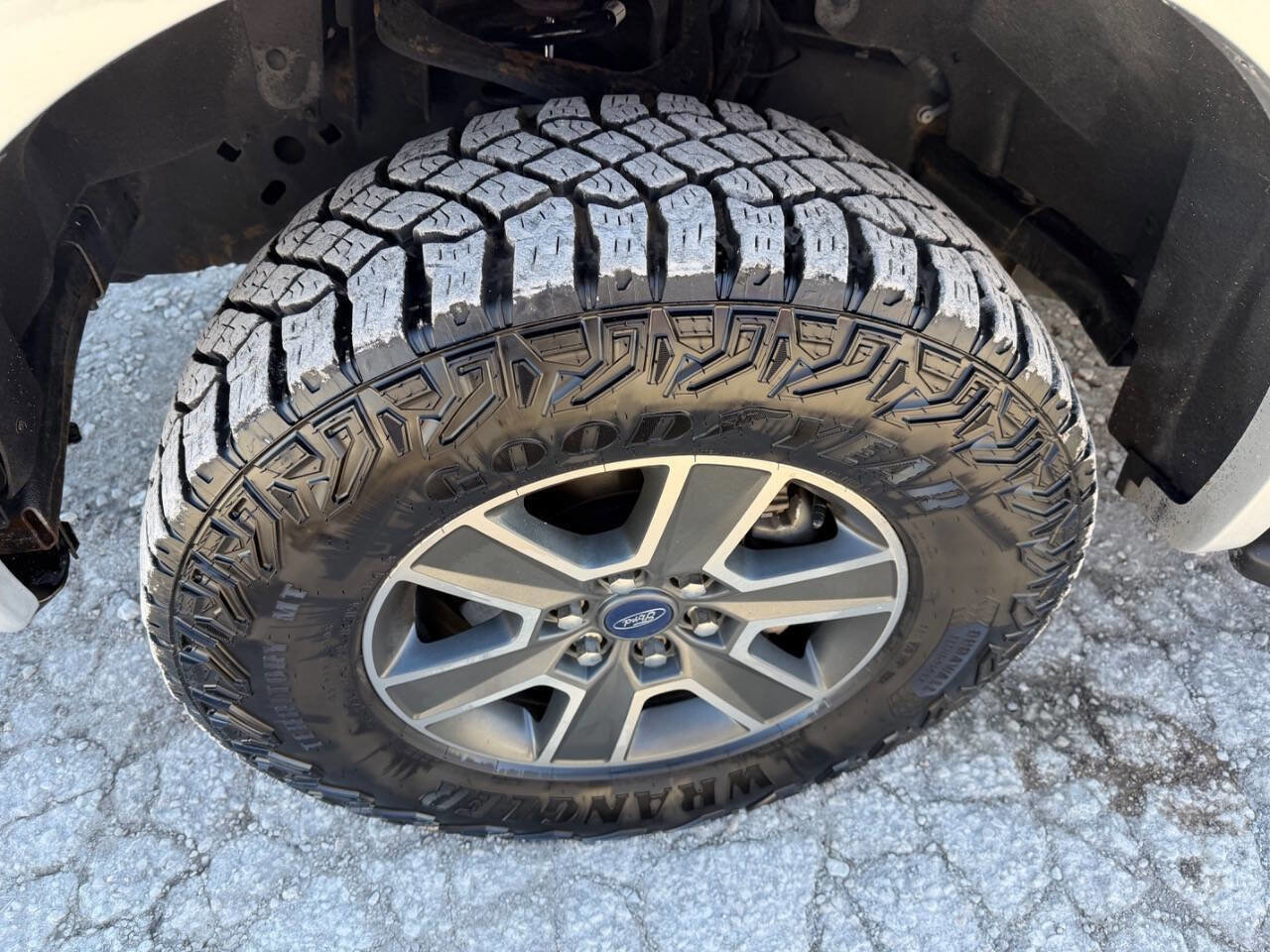 Used 2016 Ford F150 XLT w/ Equipment Group 302A Luxury image 9