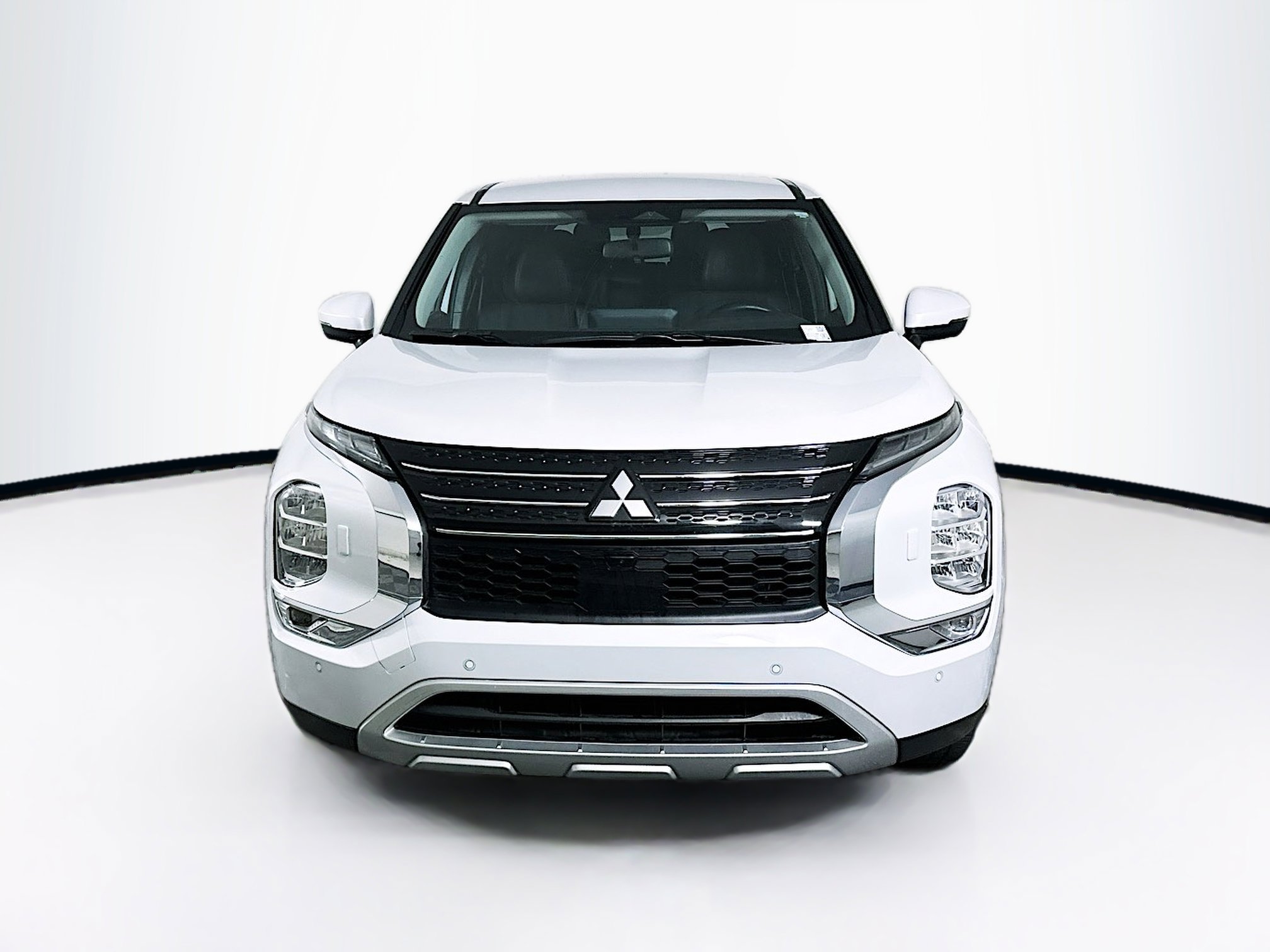 Used 2024 Mitsubishi Outlander SE image 2