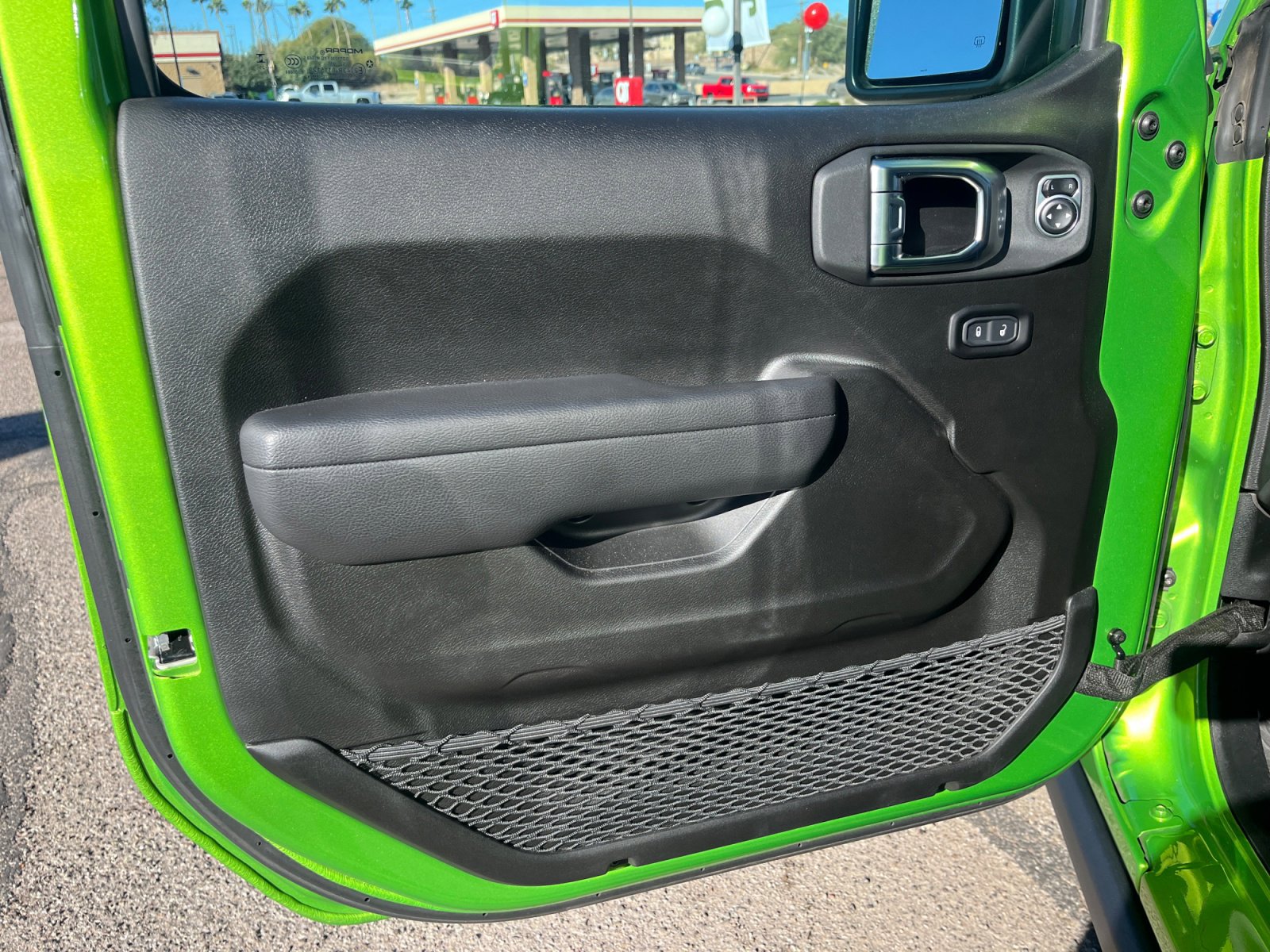 Used 2025 Jeep Wrangler Unlimited Rubicon w/ Technology Group image 13