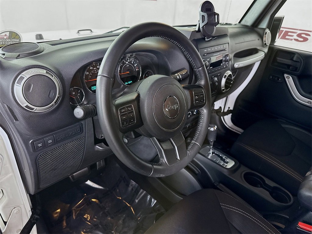 Used 2017 Jeep Wrangler Unlimited Rubicon w/ Connectivity Group image 16