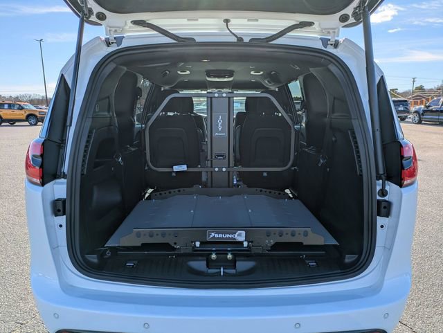 Used 2021 Chrysler Pacifica Touring w/ S Appearance Package image 33