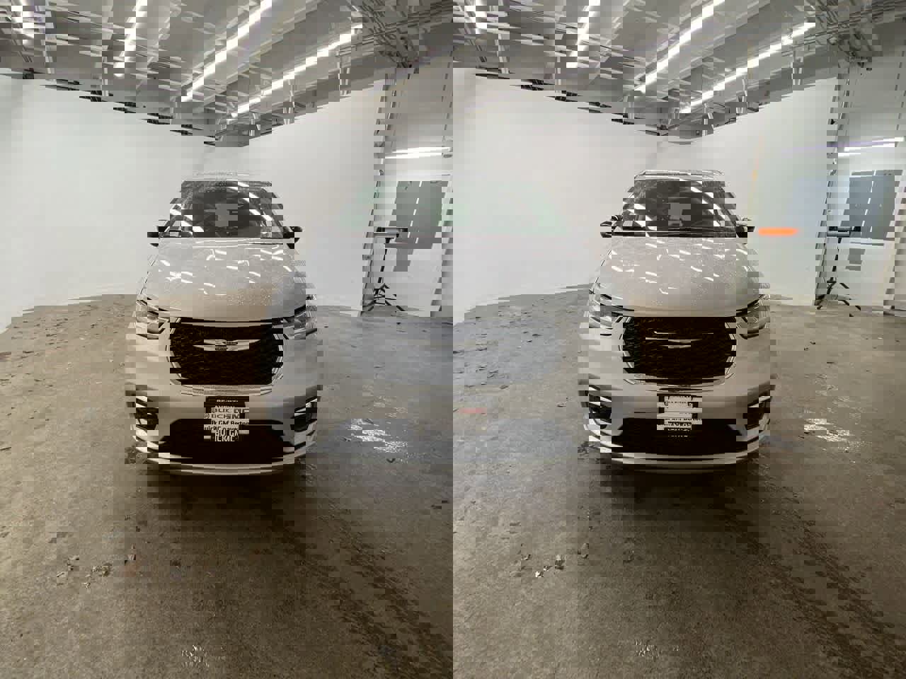 Used 2024 Chrysler Pacifica Touring-L image 9