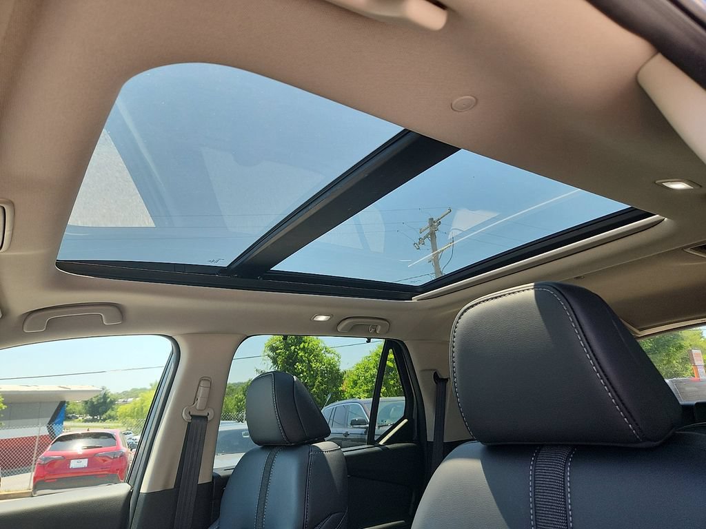 Certified 2025 Honda Pilot Touring image 10