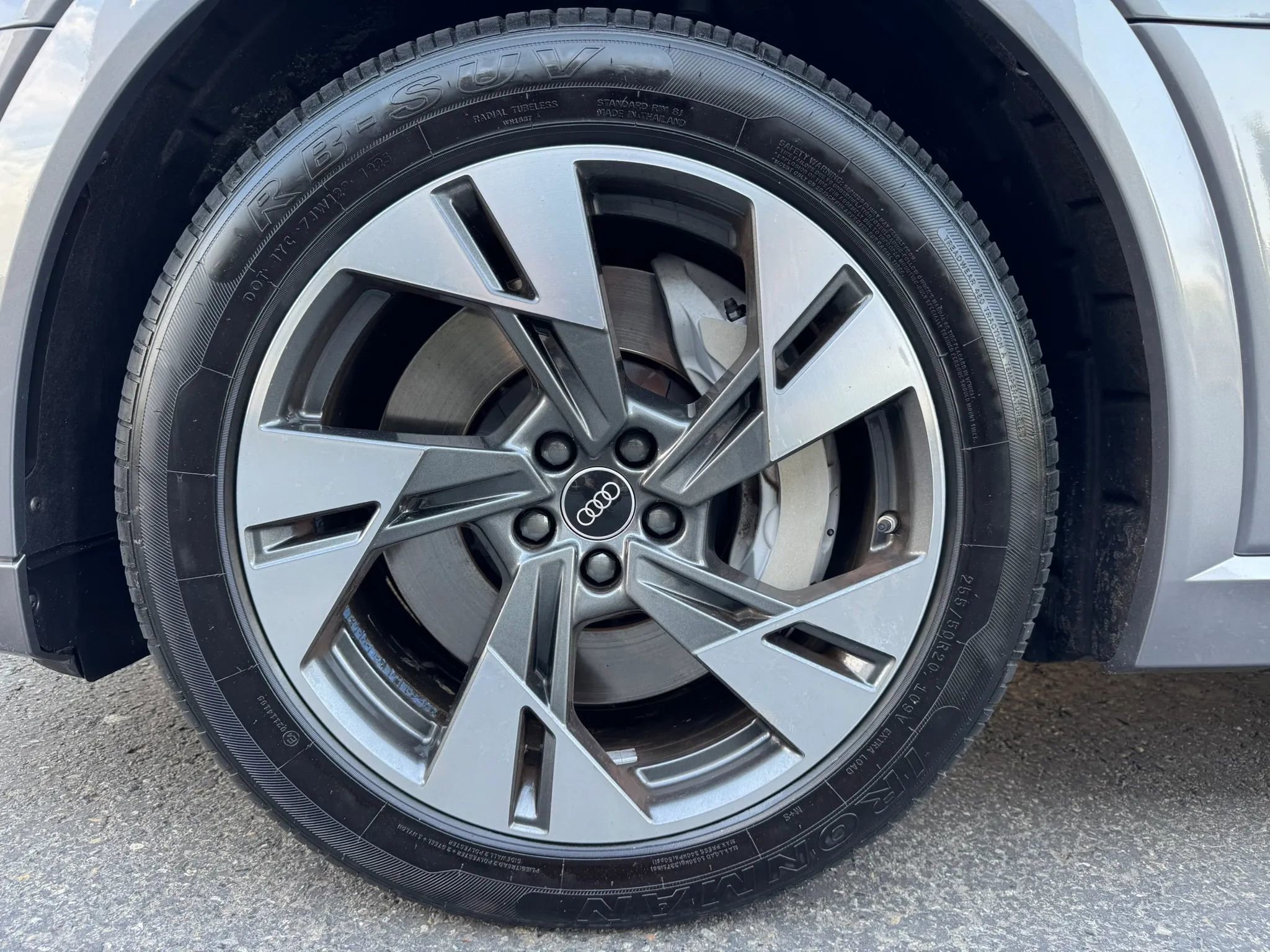 Used 2022 Audi e-tron Premium AWD/4WD image 17