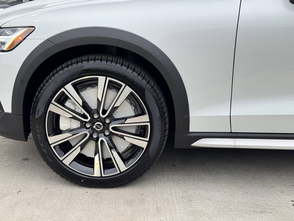 New 2026 Volvo V60 B5 Cross Country Ultra w/ Climate Package image 11