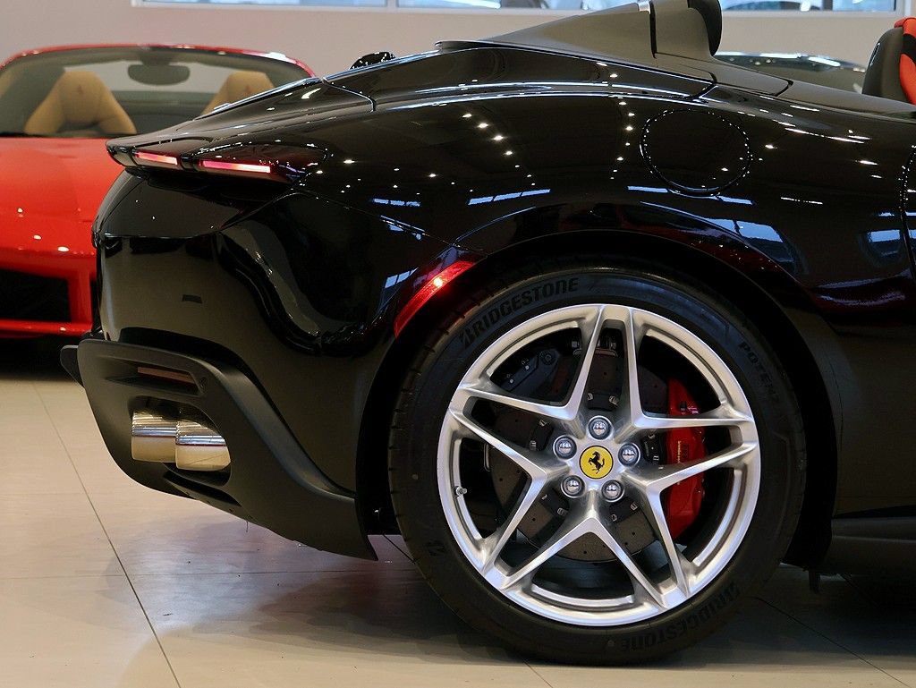 Certified 2025 Ferrari Roma Spider RWD image 69