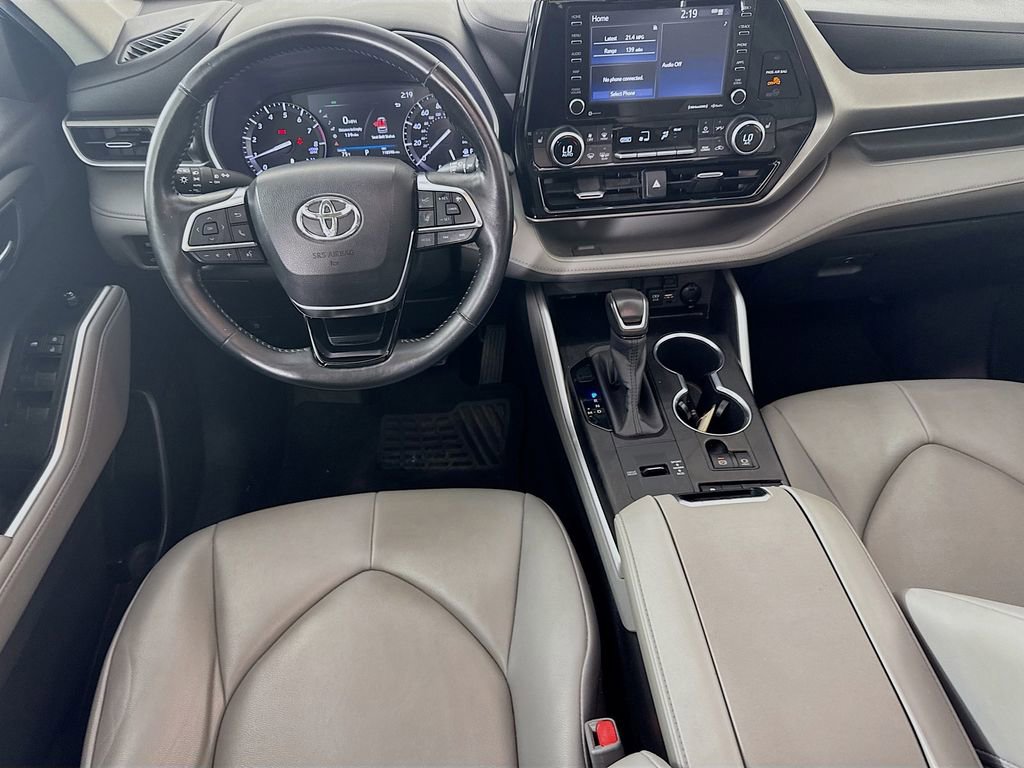 Used 2020 Toyota Highlander XLE FWD image 28