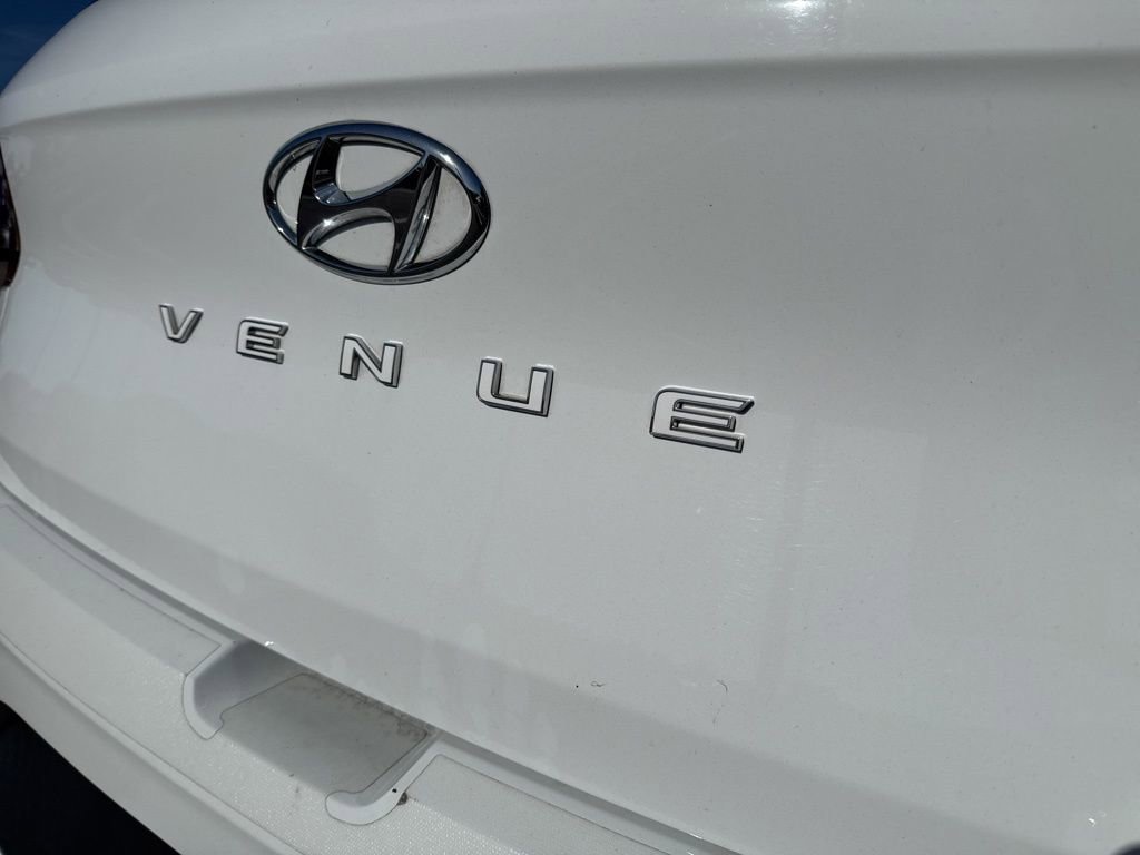 Used 2022 Hyundai Venue Limited image 12