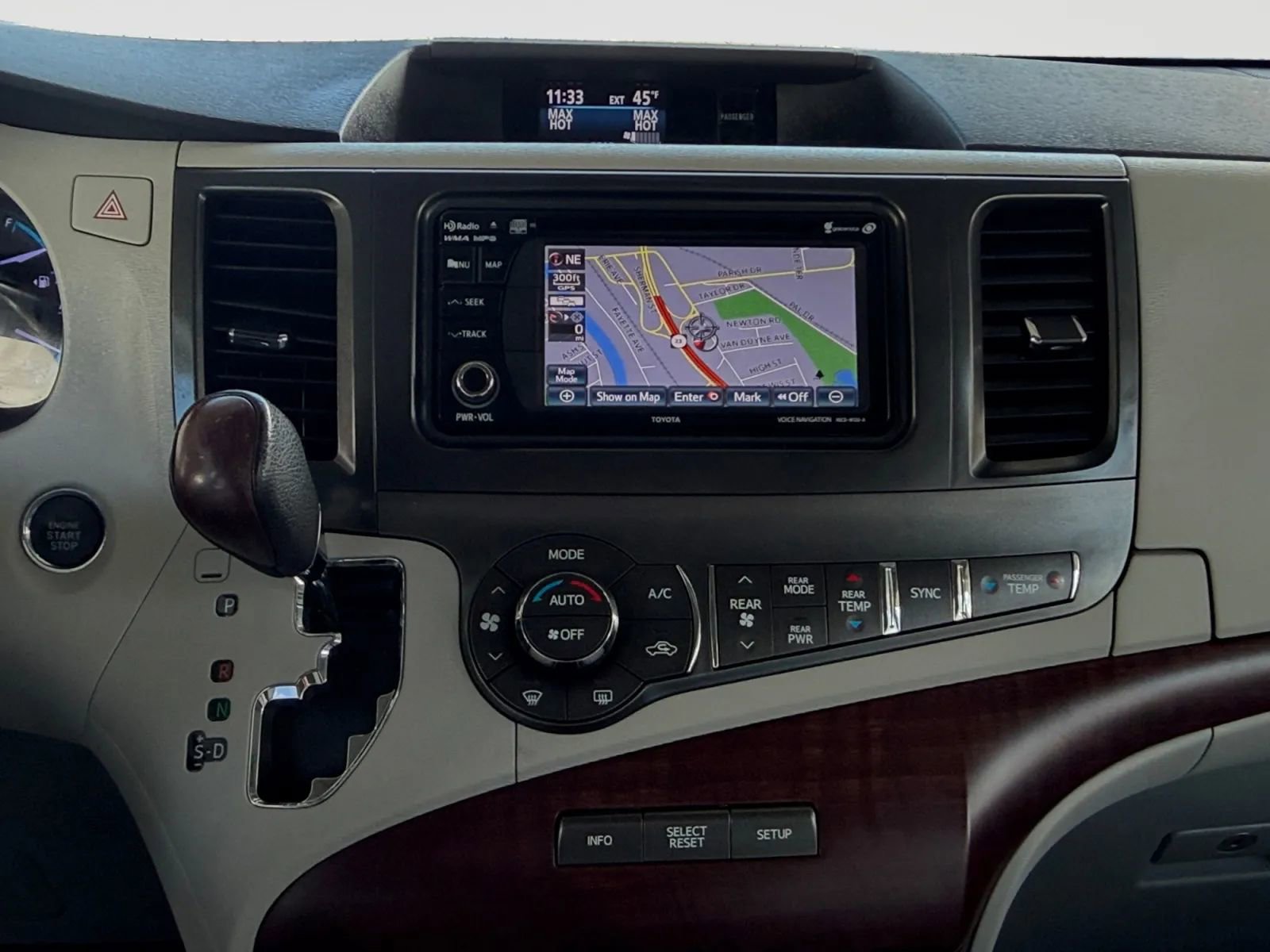 Used 2013 Toyota Sienna XLE image 22