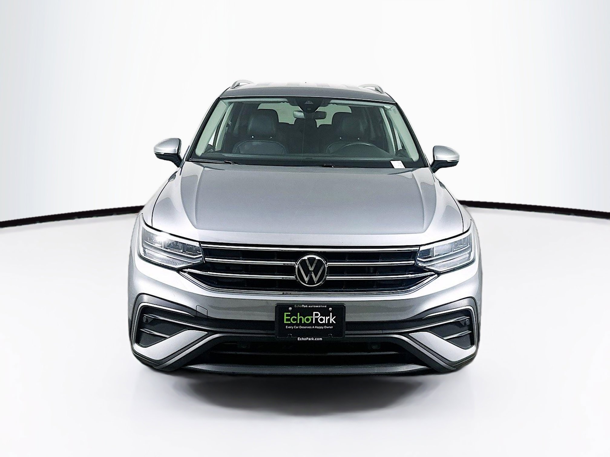 Used 2024 Volkswagen Tiguan SE image 2