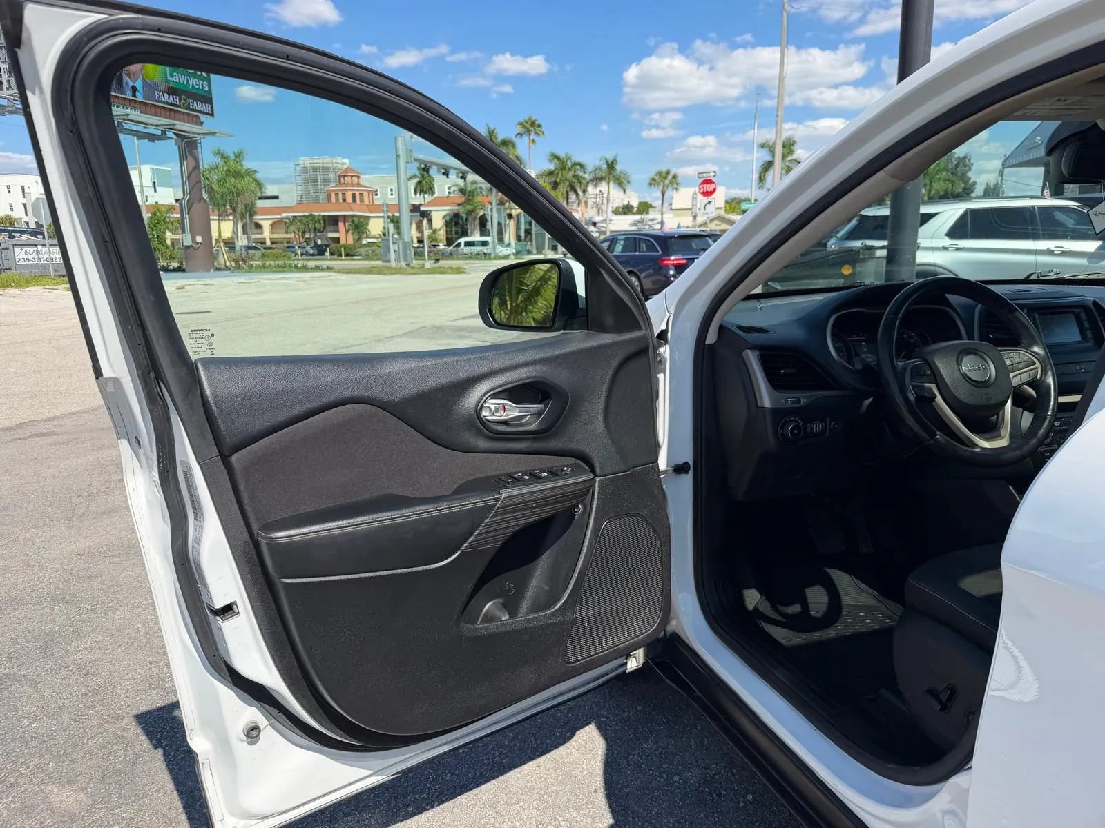 Used 2015 Jeep Cherokee Latitude w/ Comfort/Convenience Group FWD image 10