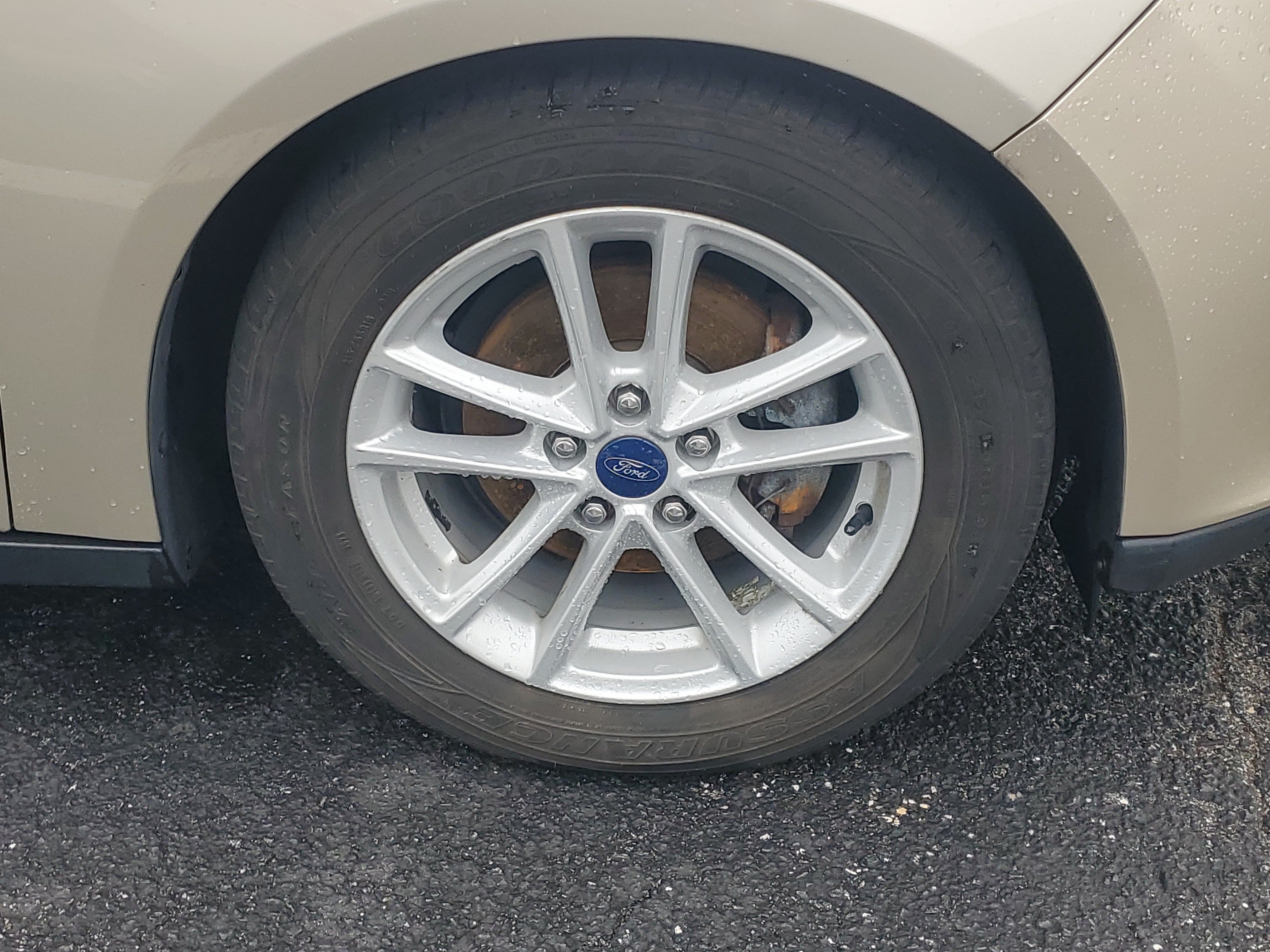 Used 2018 Ford Focus SE FWD image 2