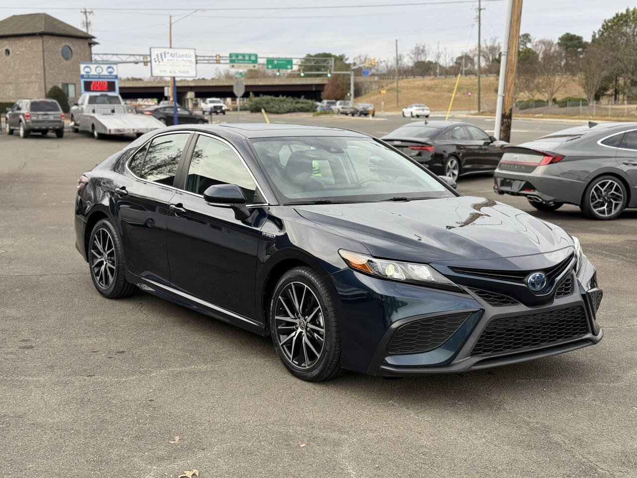 Used 2021 Toyota Camry SE image 2
