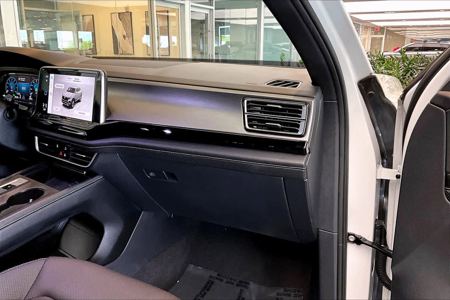 Used 2024 Volkswagen Atlas Cross Sport SE FWD image 18