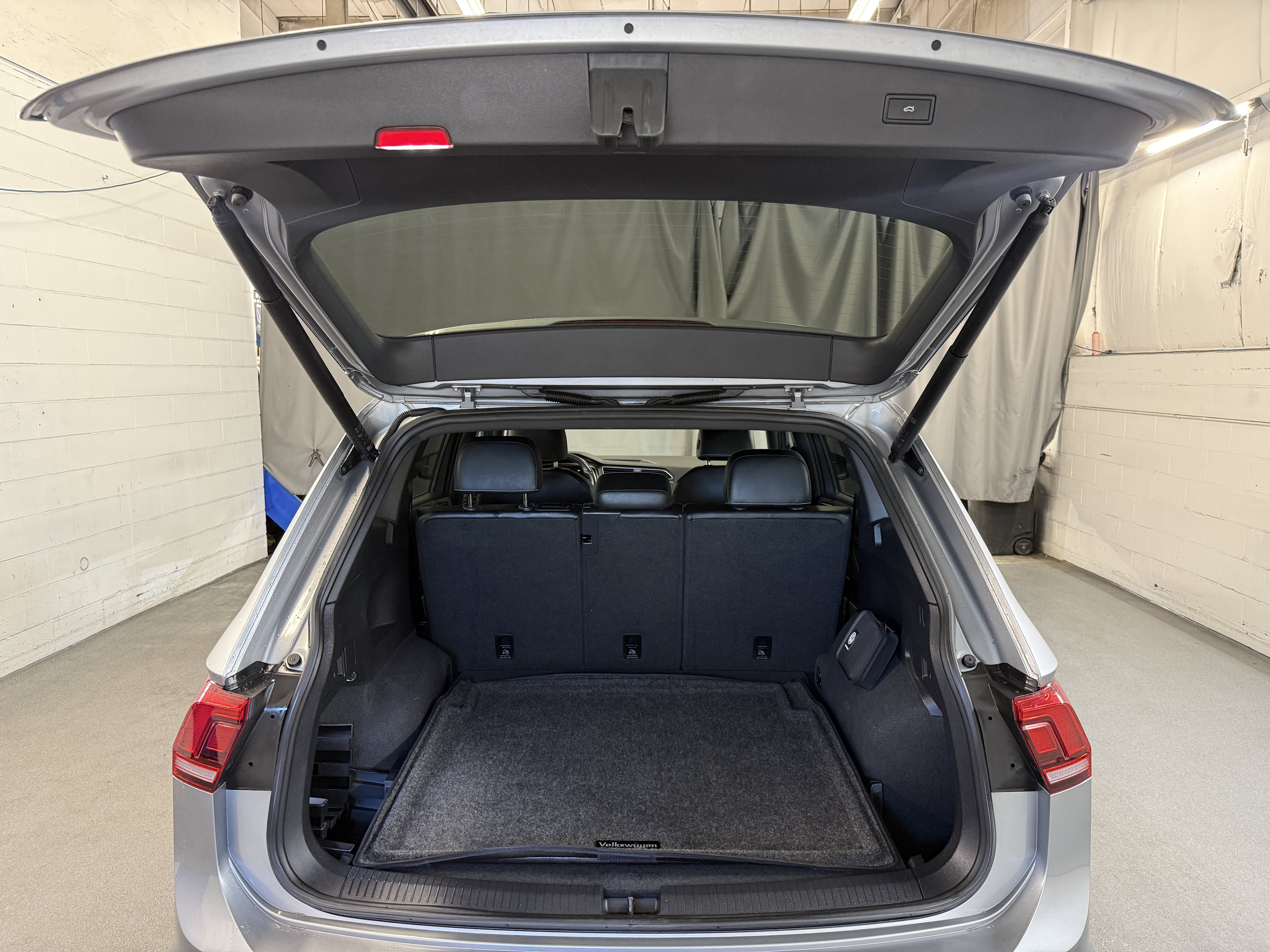 Certified 2024 Volkswagen Tiguan SE R-Line AWD/4WD image 9