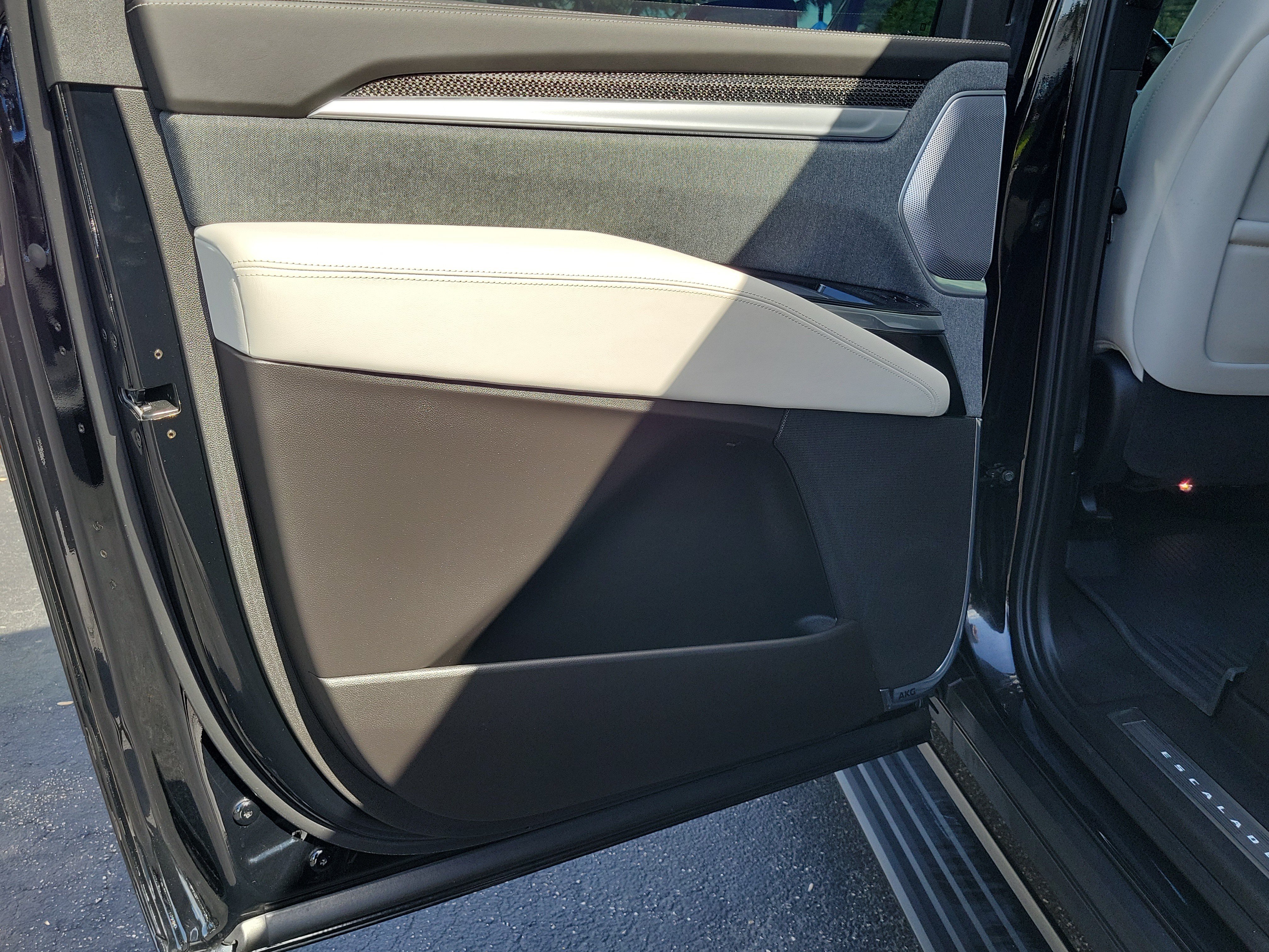 Used 2025 Cadillac Escalade ESV V AWD/4WD image 11