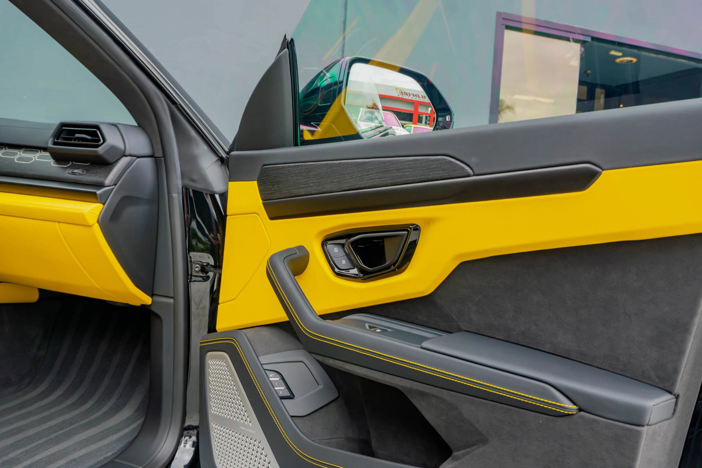 Used 2025 Lamborghini Urus SE image 71