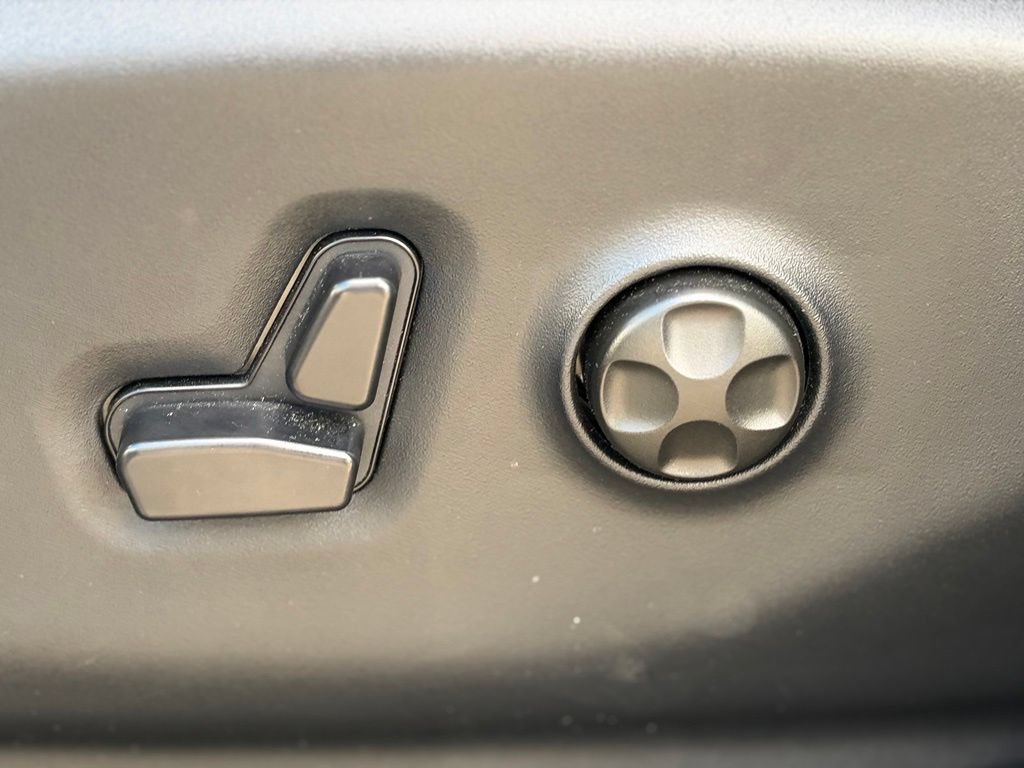 Certified 2025 Chrysler Pacifica Select FWD image 24