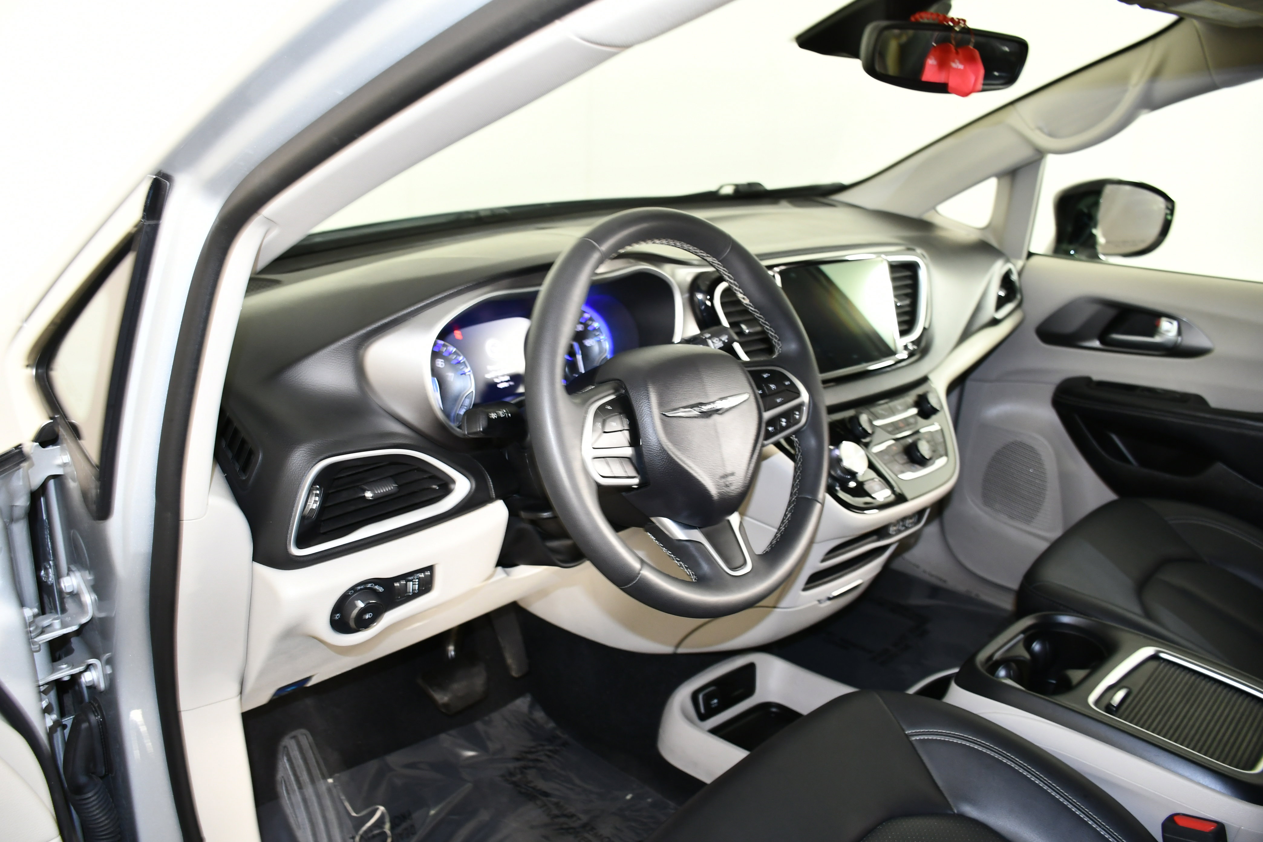 Used 2024 Chrysler Pacifica Touring-L image 37