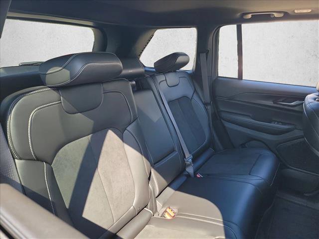 Used 2025 Jeep Grand Cherokee Altitude image 16