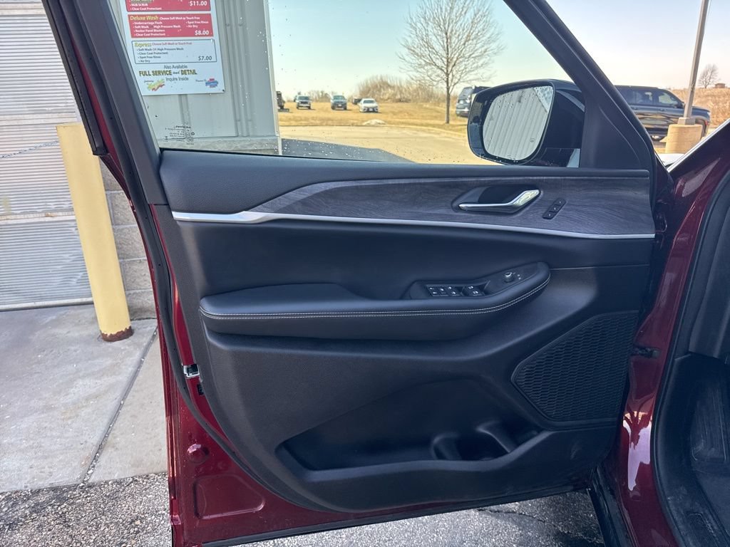Used 2024 Jeep Grand Cherokee Limited AWD/4WD image 13