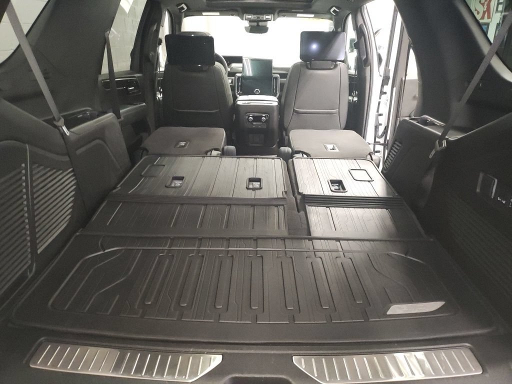 Used 2025 GMC Yukon AT4 w/ AT4 Premium Plus Package AWD/4WD image 16