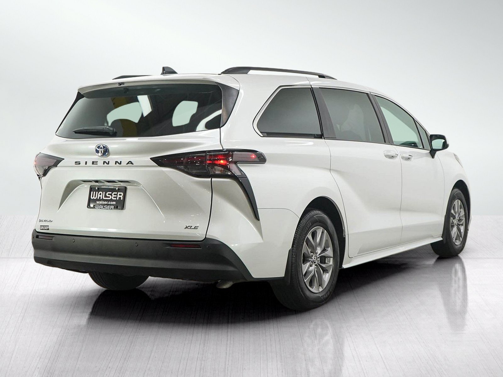 Used 2025 Toyota Sienna XLE w/ XLE Plus Package AWD/4WD image 5