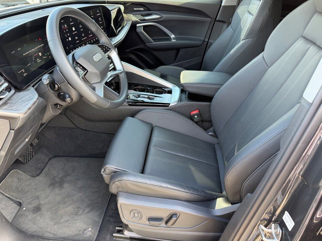 Certified 2025 Audi Q5 Premium Plus image 3