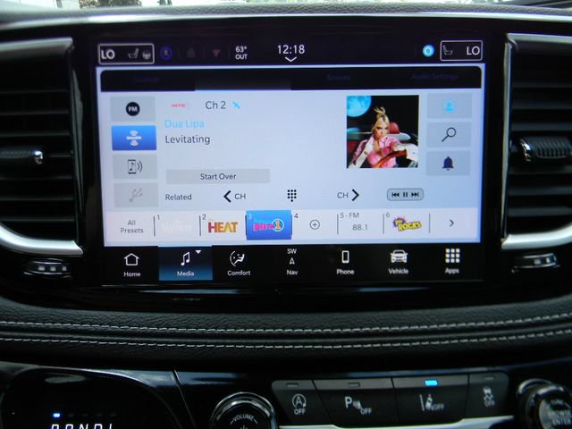 Used 2025 Chrysler Pacifica Limited FWD image 12