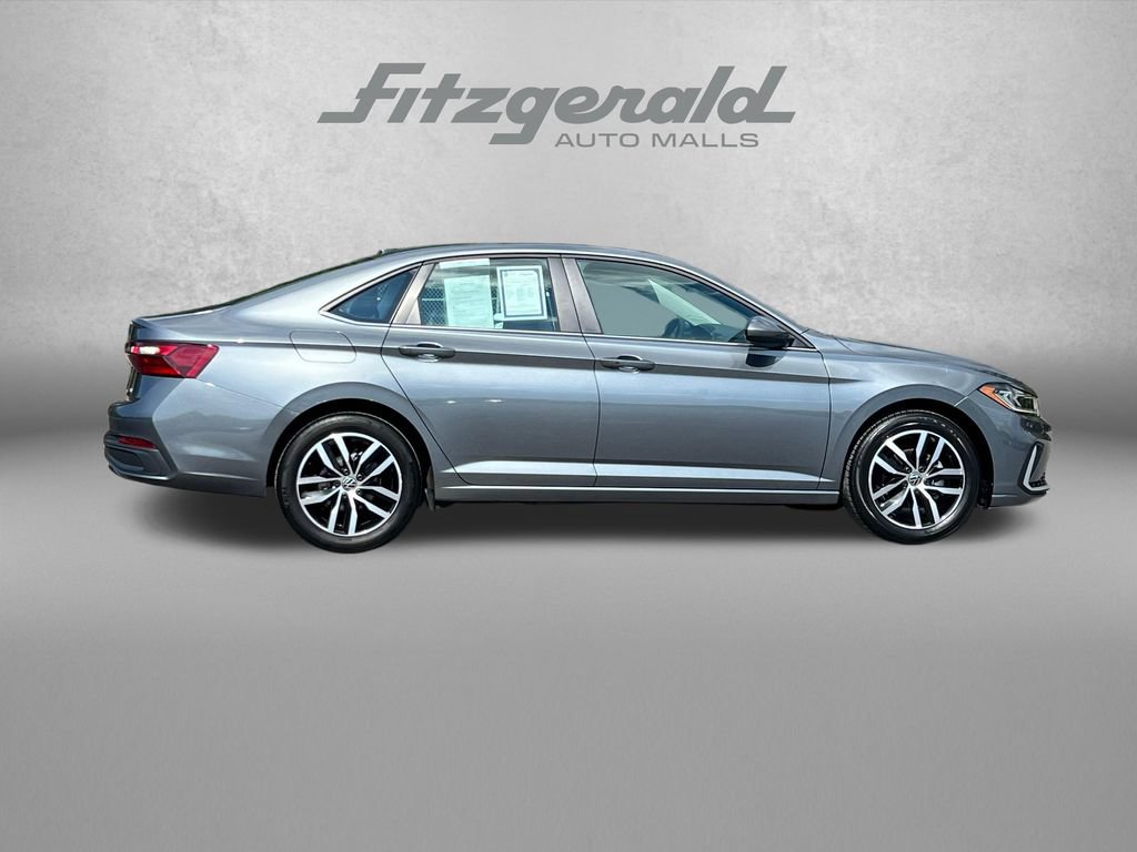 Used 2025 Volkswagen Jetta SE FWD image 3