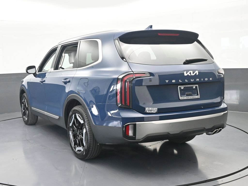 Used 2025 Kia Telluride EX w/ EX Captain's Chair Package image 4