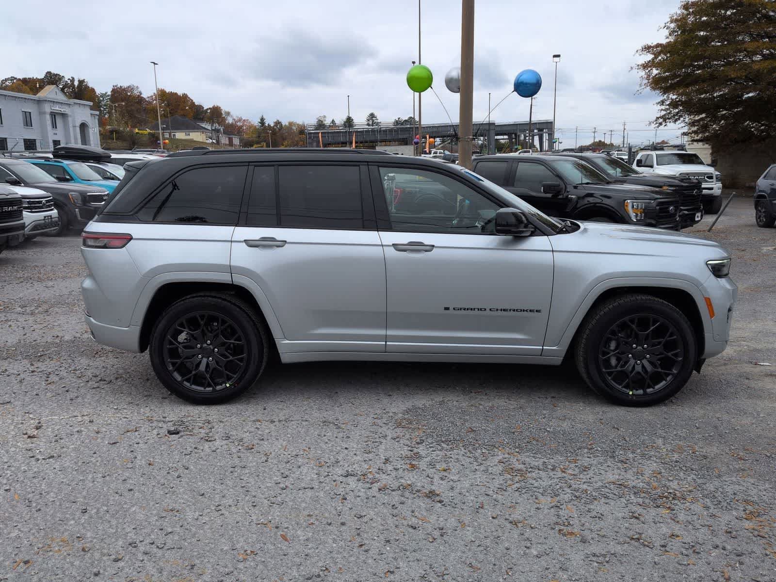 New 2025 Jeep Grand Cherokee Summit w/ Obsidian Package AWD/4WD image 9
