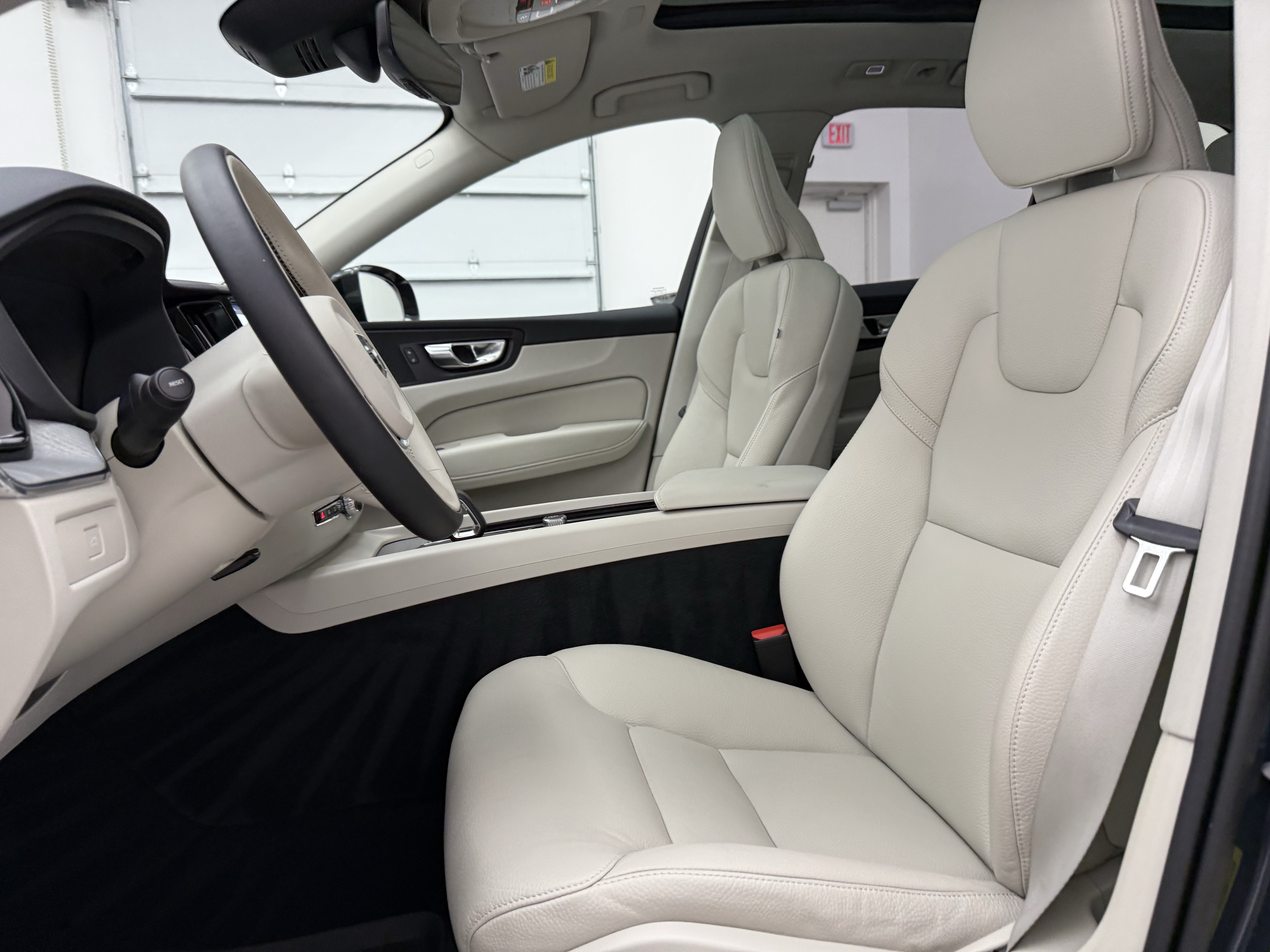 Certified 2025 Volvo XC60 B5 Plus w/ Protection Package Premier AWD/4WD image 16