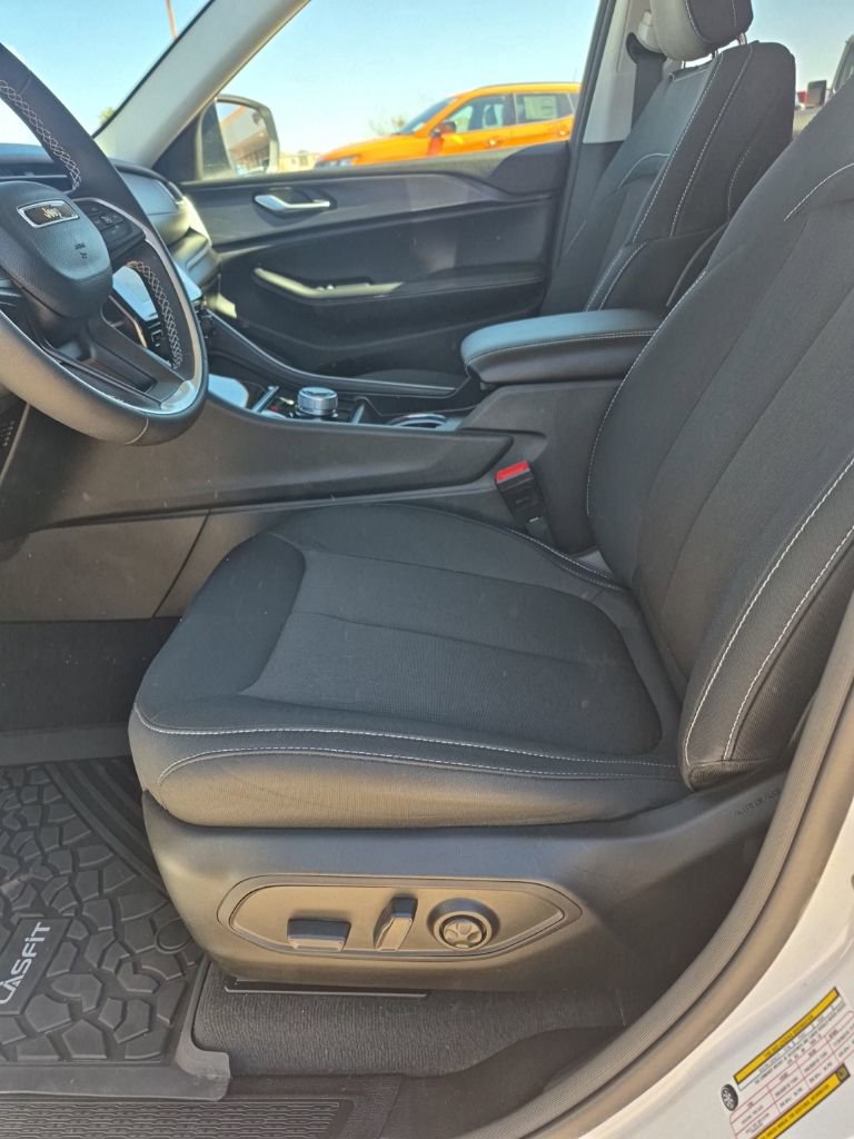 Used 2023 Jeep Grand Cherokee Laredo X image 22