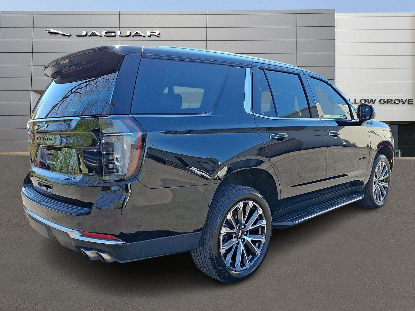 Used 2025 Chevrolet Tahoe High Country AWD/4WD image 2