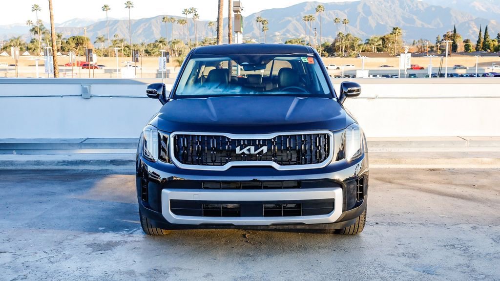 Used 2025 Kia Telluride LX image 3