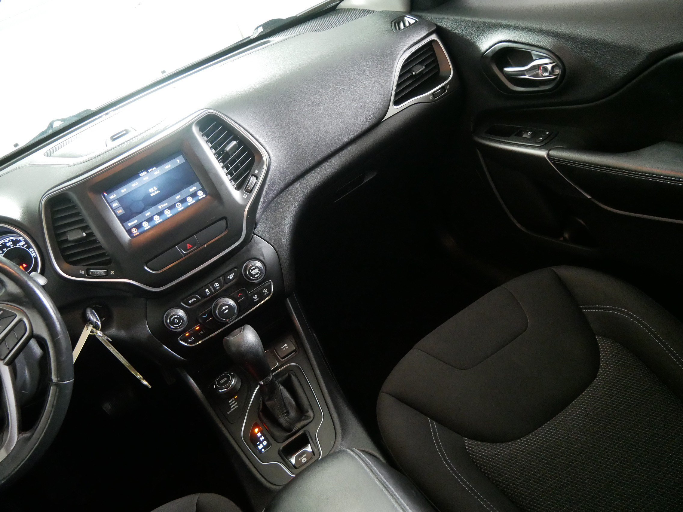Used 2019 Jeep Cherokee Latitude w/ Cold Weather Group AWD/4WD image 11