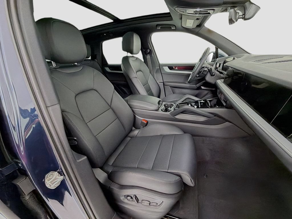 Certified 2025 Porsche Cayenne AWD/4WD image 29