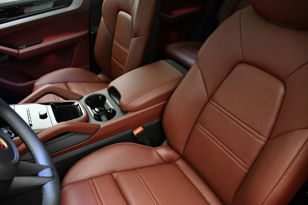 Certified 2025 Porsche Cayenne image 5