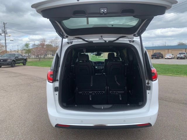 Used 2025 Chrysler Pacifica Select image 26