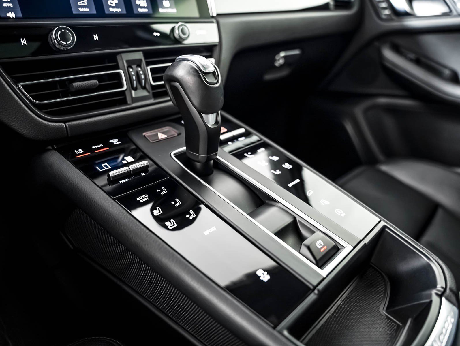 Certified 2023 Porsche Macan AWD/4WD image 20