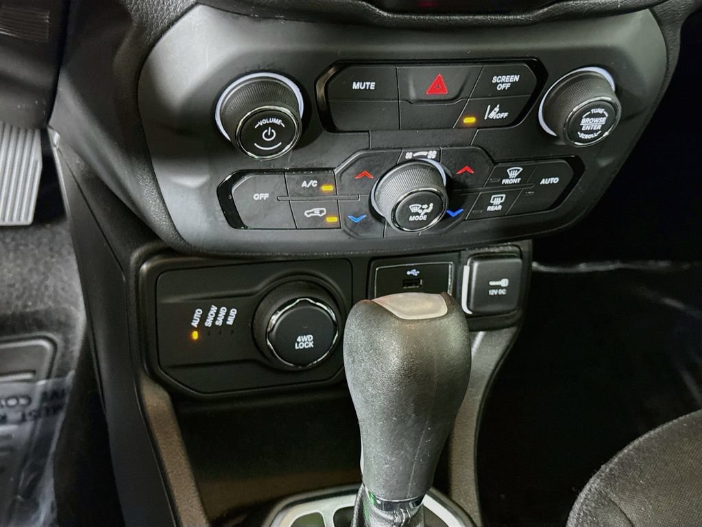 Used 2021 Jeep Renegade Latitude AWD/4WD image 7