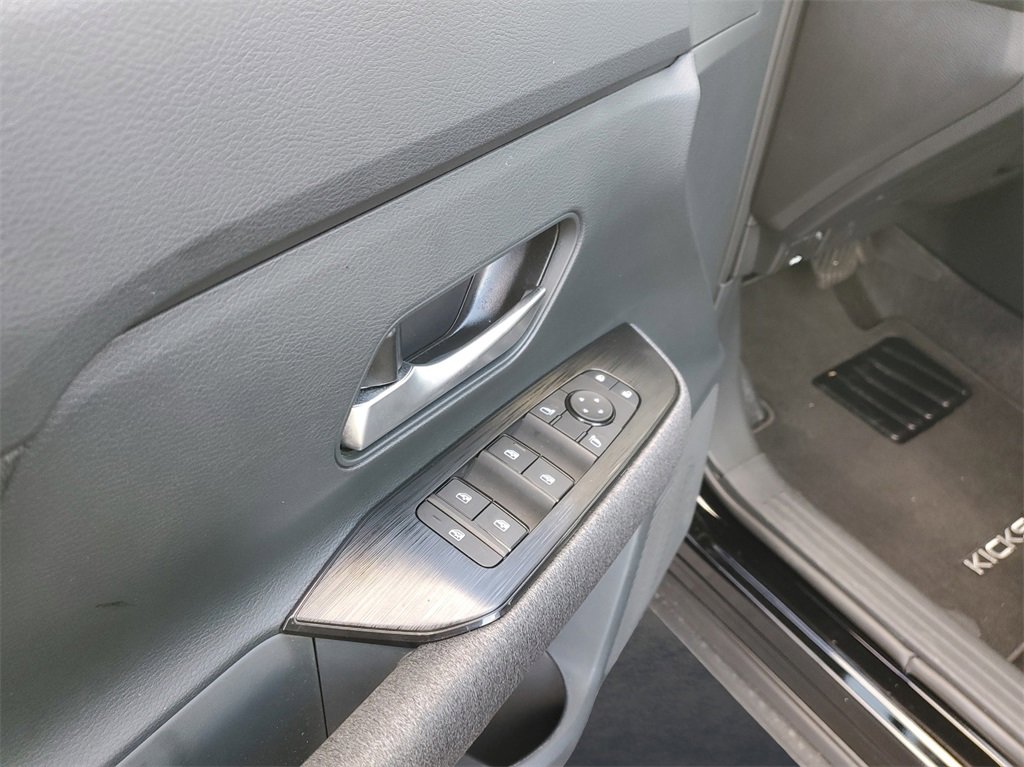 Used 2025 Nissan Kicks SV image 15