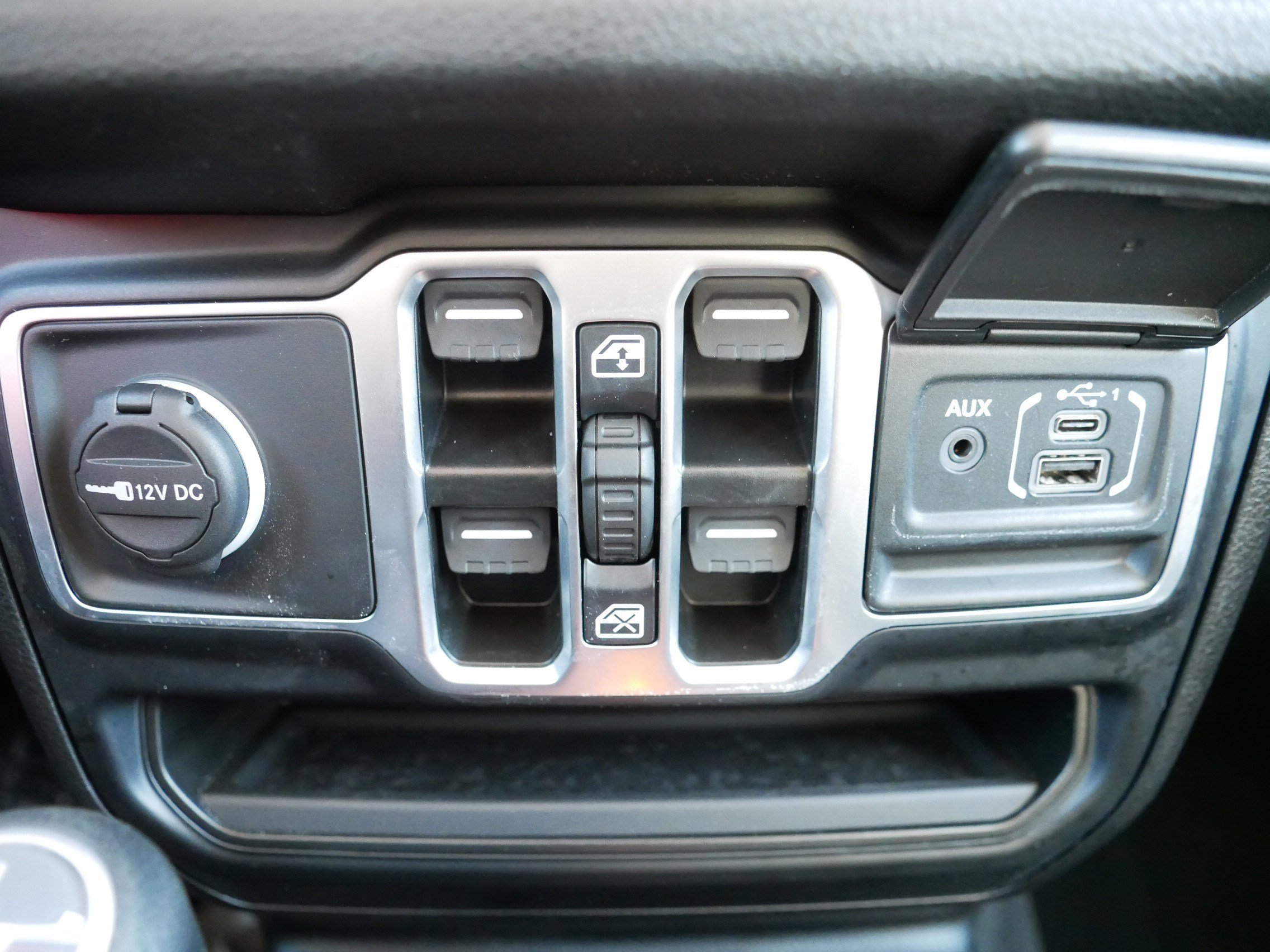 Certified 2024 Jeep Gladiator Sport image 32