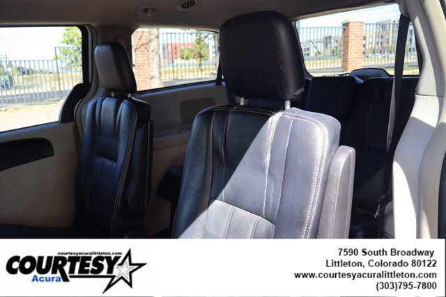 Used 2015 Chrysler Town & Country Touring FWD image 22
