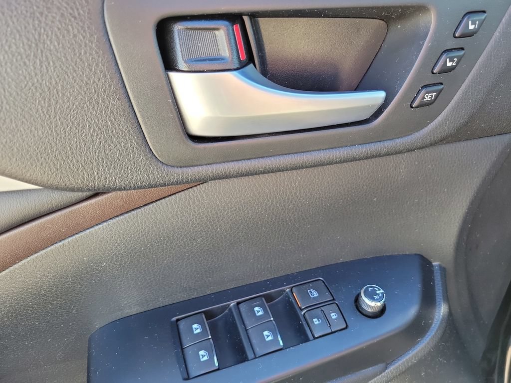 Used 2017 Toyota Highlander Limited AWD/4WD image 23