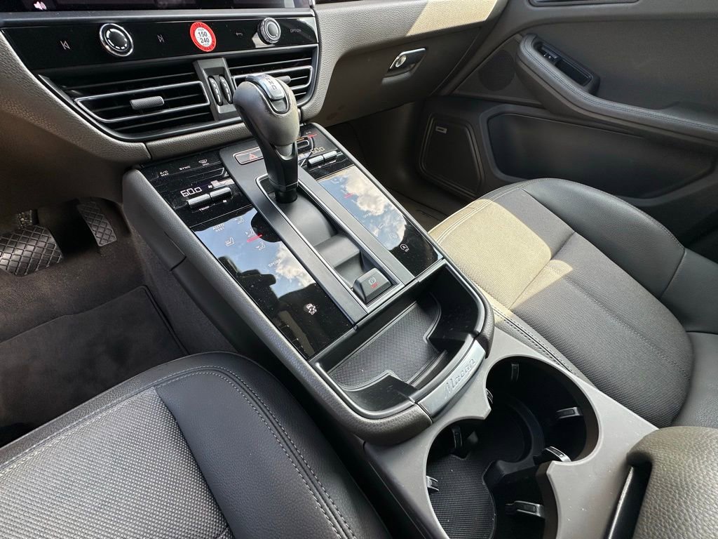 Certified 2022 Porsche Macan AWD/4WD image 28